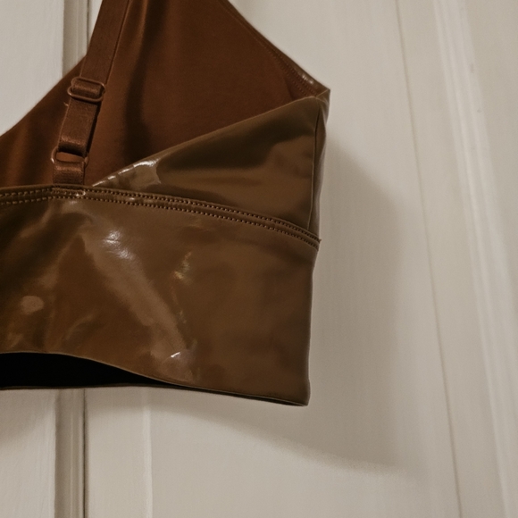 Good American Hologram V-neck Stretch-Woven Bra - Picture 10 of 11